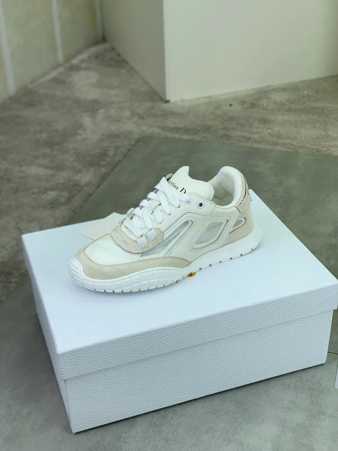 Men's men's shoes P520 new Dior Tech sneakers 2026 early spring series new products, with fashionable details, highlighting retro aesthetics. The light beige anti-suede cow leather upper is spliced ​​with apricot transparent mesh fabric on the side. The upper window edge is adhered with high-frequency flat ironing and back-pressure. It replicates the original craftsmanship, making it beautiful and comfortable without falling off. The interior is made of sheep lining of the same color, which is soft and comfortable. The heel and tongue are embellished with the Paris logo. The textured TPU soles with the same color logo. The high-end version is exquisitely packaged, adding a high-end style.  Code number: 35-46